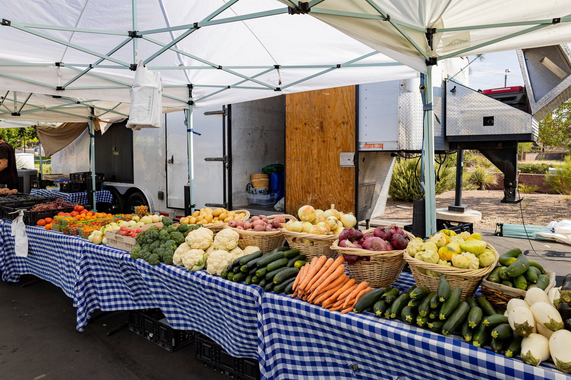 Landwirt verkauf Gemüse auf dem Wochenmarkt